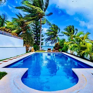 Villa Magnifica Palmeras Luxurious 4 Bedroom 6 Bds 4 Ba Private Pool Lagoon Front Super Fast Wifi, Cancun